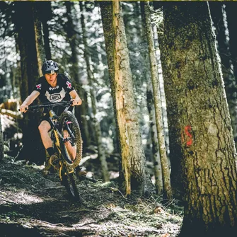 Rouge – Avoriaz – Dans la forêt