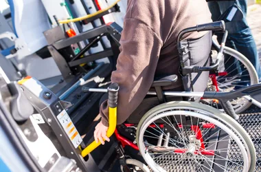 Un transport en bus accessible aux personnes à mobilité réduite