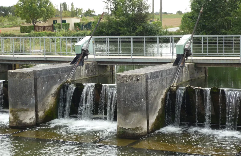 Le barrage du site du Marais Pin à Magné