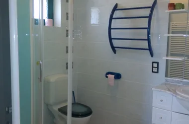 Une salle de bain du Gîte La Broue
