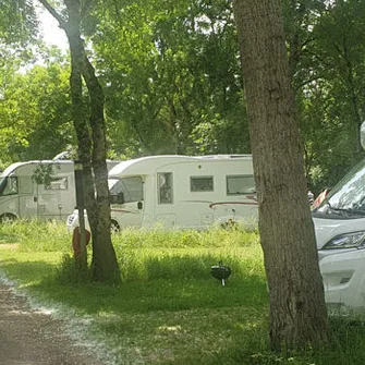 Aire de stationnement pour camping-cars au camping du Lidon à Saint-Hilaire-la-Palud