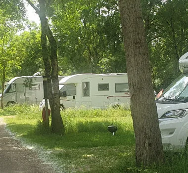 Aire de stationnement pour camping-cars au camping du Lidon à Saint-Hilaire-la-Palud