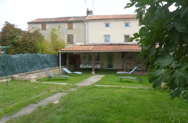 La terrasse couverte et le jardin