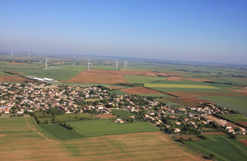 Vue aérienne de la commune de Saint-Rémy-en-Plaine
