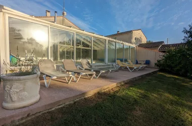 La terrasse avec bains de soleil