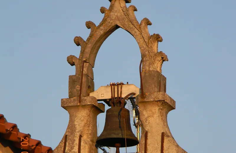 Le clocher-mur de l'église de Priaires