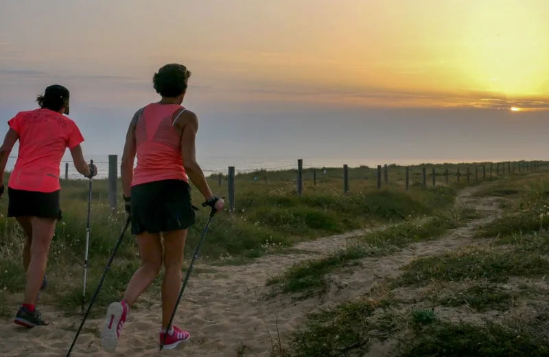 Marche nordique renfo au coucher du soleil