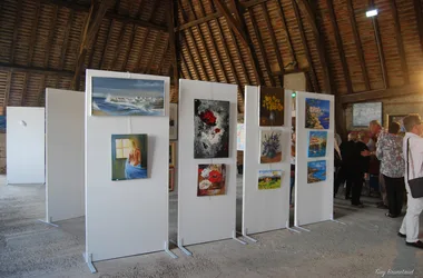 Exposición de pinturas y esculturas en el castillo.