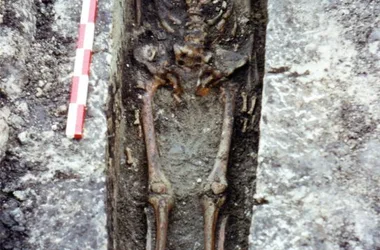LABASTIDE-CASTEL-AMOUROUX 1989 Saint-Aulaire Entierro medieval en tumba de pecho con nicho de cabeza rescate en coche n° 89-1