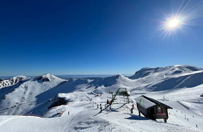 Día soleado en las pistas de esquí de Mont-Dore en el macizo de Sancy