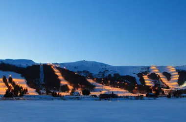 Dominio de esquí nocturno Super-Besse en el macizo de Sancy
