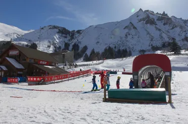 Überdachte Matte, um Kindern das Skifahren in Mont-Dore beizubringen