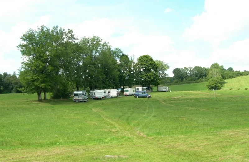 Service- und Parkplatzbereich - Campingplatz Domaine de Lavaux