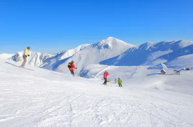Un descenso de esquí con amigos en Mont-Dore en Sancy