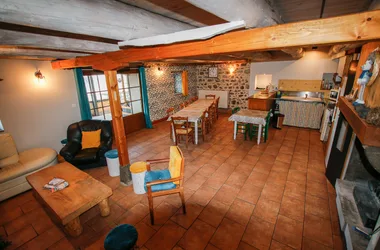 casa rural-la-pouciniere-st-sauves-d-auvernia-habitación para vivir