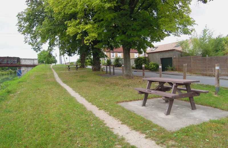 Aire véloroute d’Aÿ-Champagne, rue du Ruetz