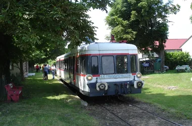 Railcar ready for departure at Villiers-Saint-Benoît station