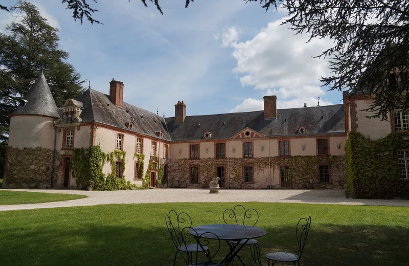 Exterior castle side view - Château de Montigny