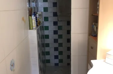 la salle d'eau avec douche à l'italienne de la maison de Claudine