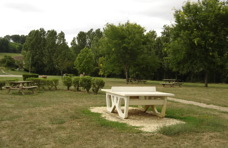 l'aire de pique aménagée à l'étang de loisirs de Charny