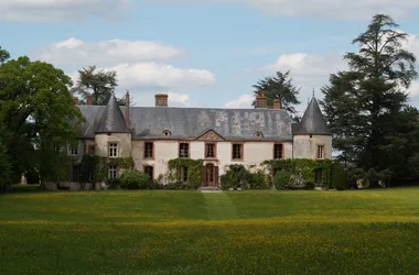 Castle front view - Château de Montigny