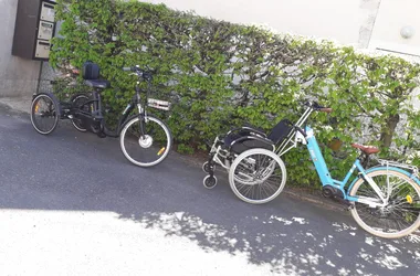 Tricycle et vélo avec guidon PMR