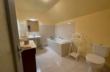 salle de bain - étage du gîte de Charny