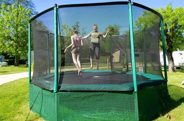 Trampoline pitchup - Camping Les Lancières - Rogny les 7 Ecluses