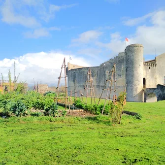 Château Fort de la Fée Mélusine et son parc de loisirs médiéval à St-Jean-d’Angle