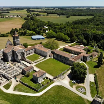 Conférence « L’abbaye de Sablonceaux : l’apport des dernières recherches archéologiques et géophysiques » de Juliette Masson et Vivien Mathé