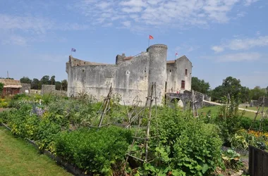 Château Fort de la Fée Mélusine et son parc de loisirs médiéval à St-Jean-d’Angle