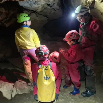 Sortie exploration spéléologique en grotte naturelle