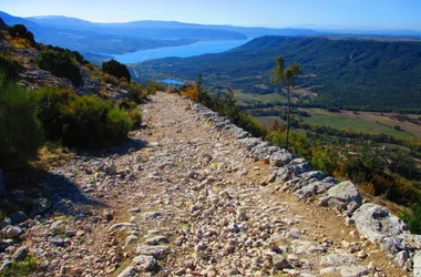 MOUSTIERS-SAINTE-MARIE – Le sentier de Courchon