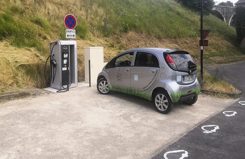 Borne électrique des Lèzes