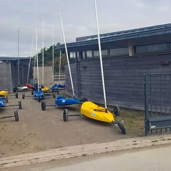 Ecole du Vent en Côte des Isles – U.S.P. Sports Nautiques > Base de char à voile Rue Rozé