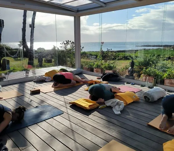 Retraite de yoga automnale face à la mer