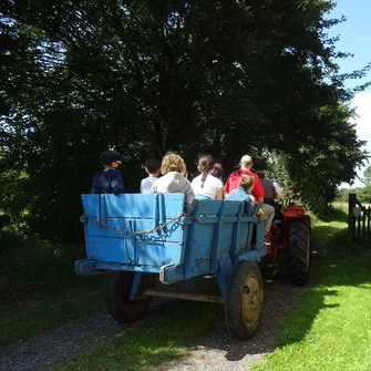 Balade en tracteur vintage – Ferme-musée du Cotentin