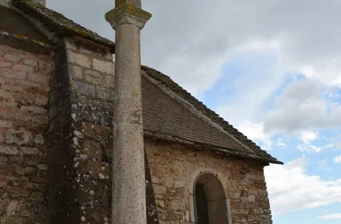 Lugny - Chapelle Notre-Dame-de-Pitié (hameau de Fissy) - L'abside et la croix de pierre