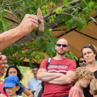 Paléo’ gestes : Tailler la pierre, de Neandertal à Sapiens