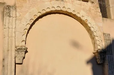 Ancien portail latéral roman de la nef