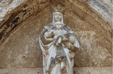 Saint-Albain Vierge à l'Enfant tympan du porche