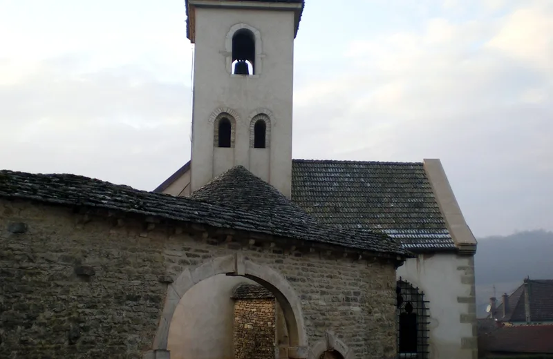 Cruzille - Eglise Saint-Pierre - Le porche du presbytère et le clocher