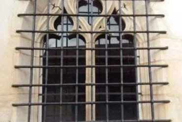 Cruzille fenêtre gothique église
