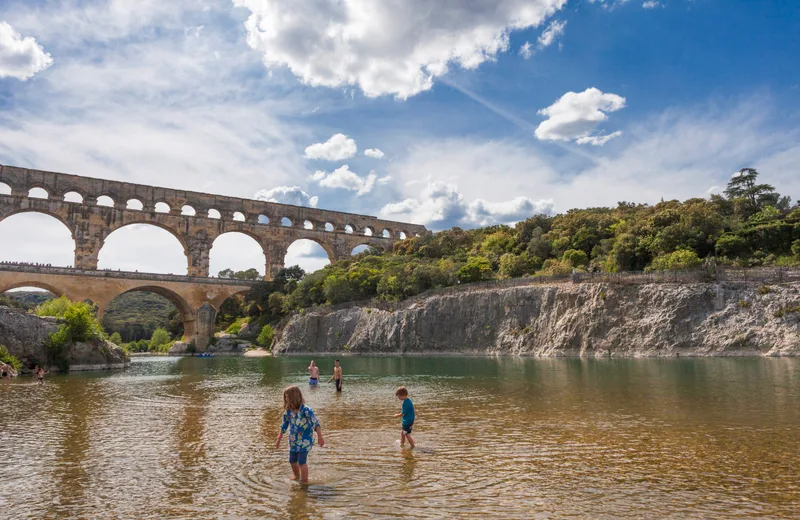 Baignade aux pieds du Pont du Gard