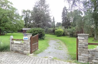 Mon Chalet en Ardennes, chalet dans le village médiéval de Hierges, proche Meuse avec Voie Verte. Accueil Motards