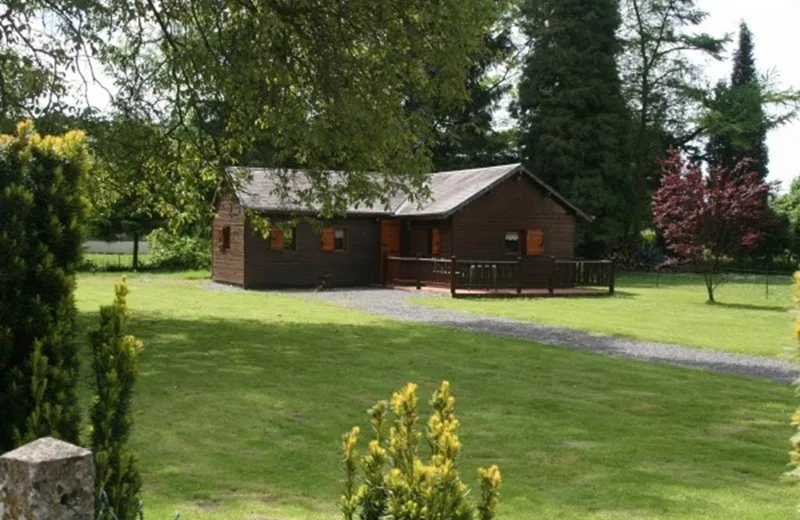 Mon Chalet en Ardennes, chalet dans le village médiéval de Hierges, proche Meuse avec Voie Verte. Accueil Motards