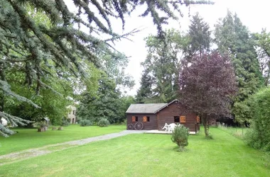 Mon Chalet en Ardennes, chalet dans le village médiéval de Hierges, proche Meuse avec Voie Verte. Accueil Motards