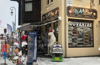 Voorkant van de Ski M'Plaît-winkel in de winter