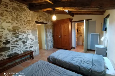Dormitorio (2x90) + baño con ducha y aseo.