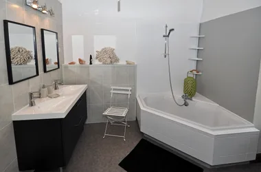 salle de bain avec baignoire et toilette